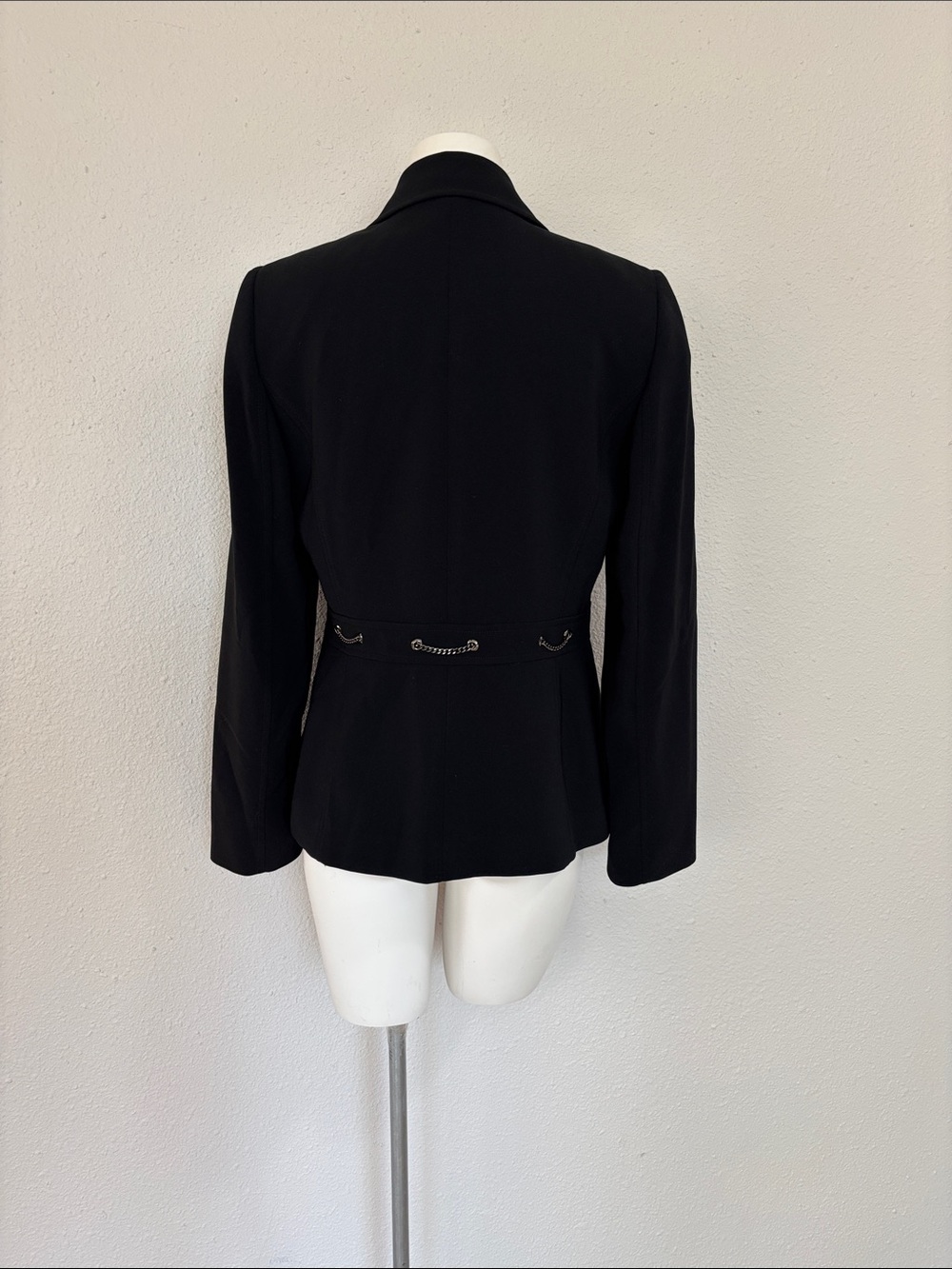 CLASSIC! Tahari Black Tailored Blazer with Silver Chain Accent - Picture 4 of 6